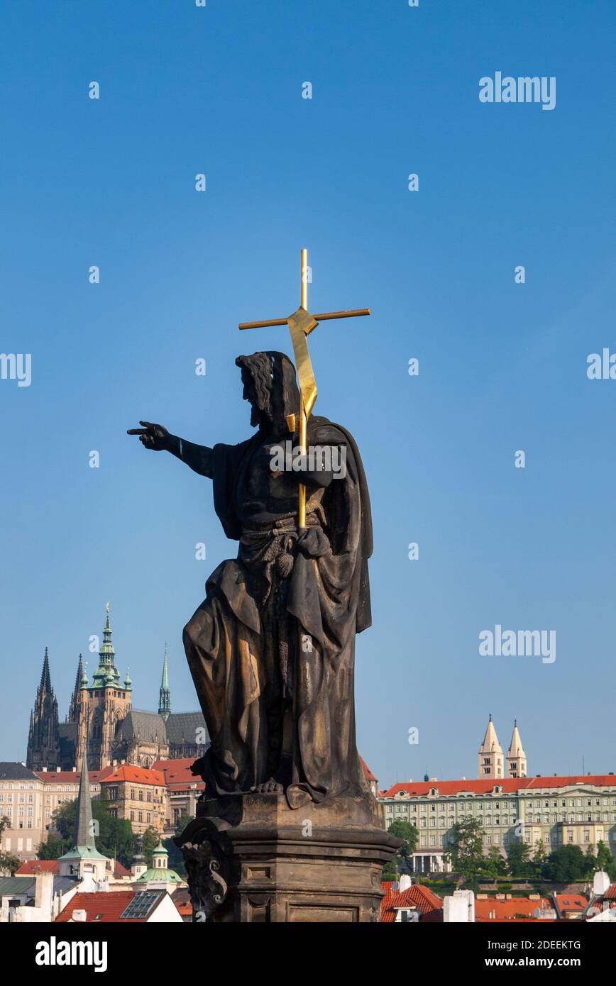 Statuen von religiösen Figuren und Heiligen säumen die Karlsbrücke über die Moldau, Prag, Hauptstadt der Tschechischen Republik. Hinter der Prager Burg. Stockfoto