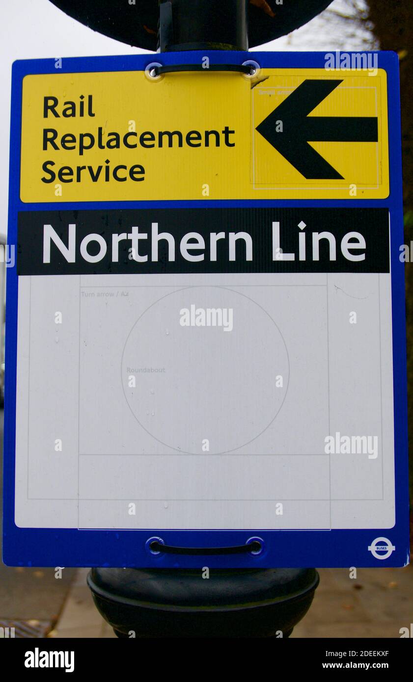 Northern Line Rail Ersatzschild in Hampstead, London auf einem schwarzen Laternenpfosten. U-Bahn geschlossen und durch Transport für London Bus ersetzt. Stockfoto