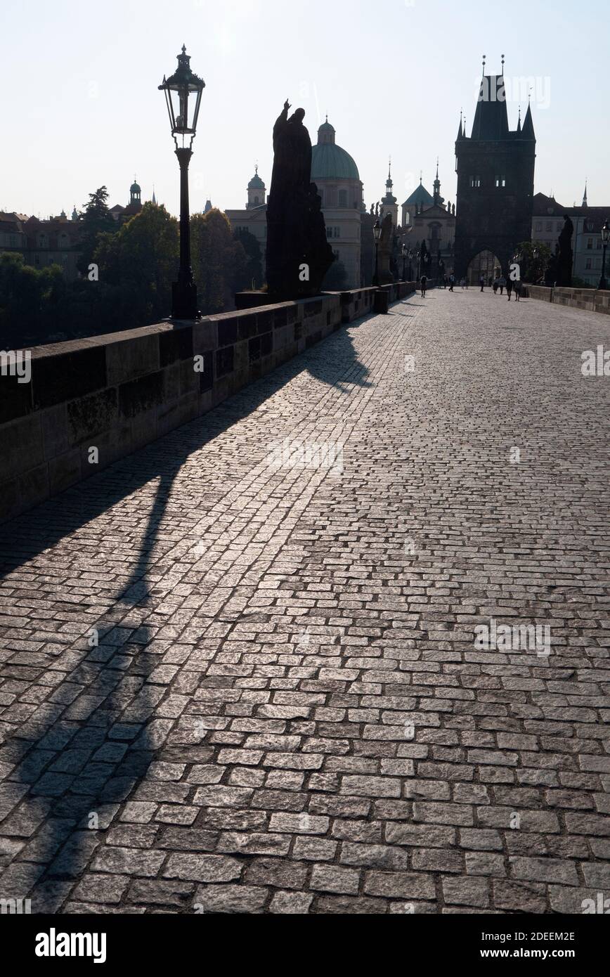 Blick Richtung Osten entlang der Karlsbrücke über die Moldau, Prag, Hauptstadt der Tschechischen Republik. Am frühen Morgen. Stockfoto