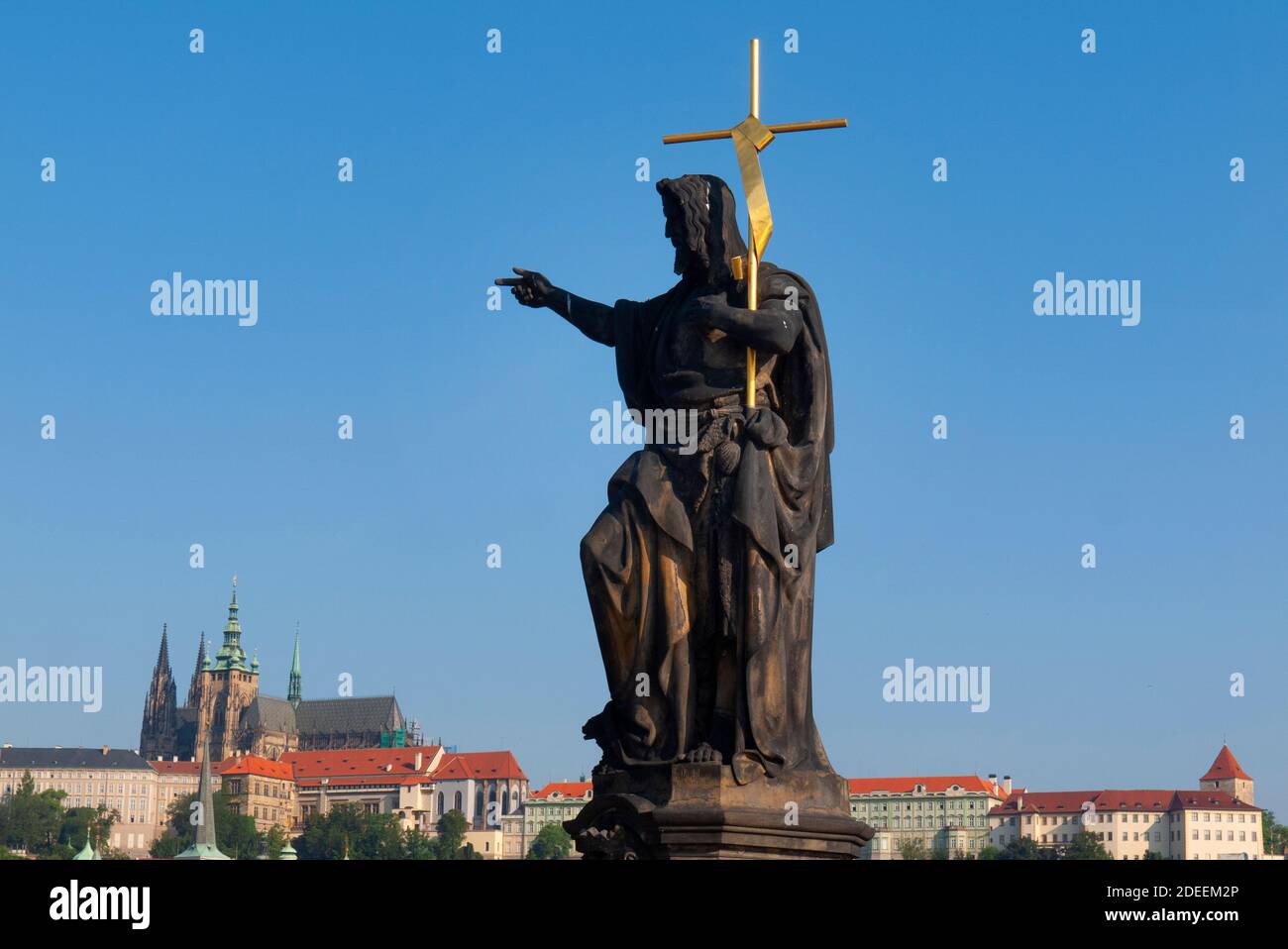 Statuen von religiösen Figuren und Heiligen säumen die Karlsbrücke über die Moldau, Prag, Hauptstadt der Tschechischen Republik. Hinter der Prager Burg. Stockfoto