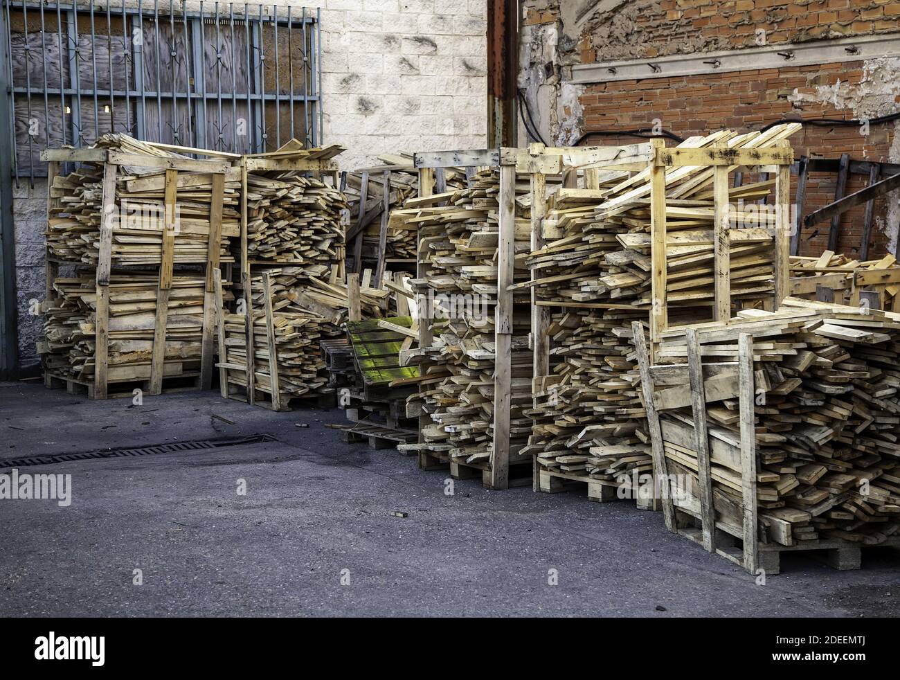Holzbretter gestapelt in der Fabrik für Recycling, Umwelt und Bau Stockfoto