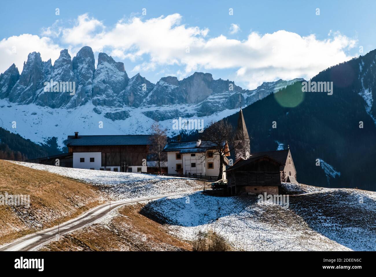 Berühmter Ort der Welt, Santa Maddalena Dorf mit magischen Dolomiten Berge im Hintergrund. Winterlandschaft. Stockfoto
