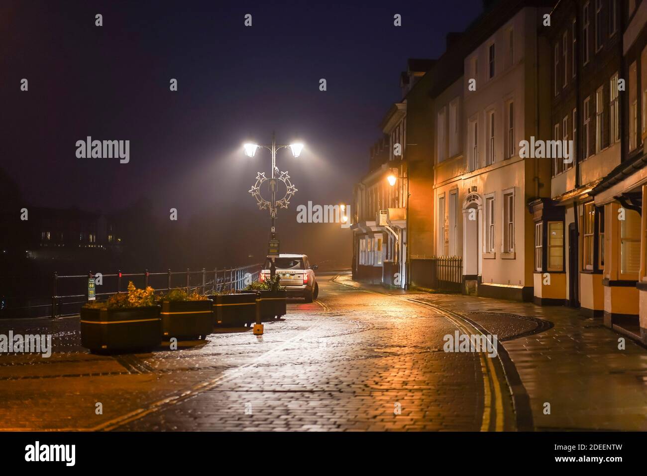 Range Rover geparkt unter einer Straßenlaterne in der Nacht in einem Straße der Häuser Stockfoto
