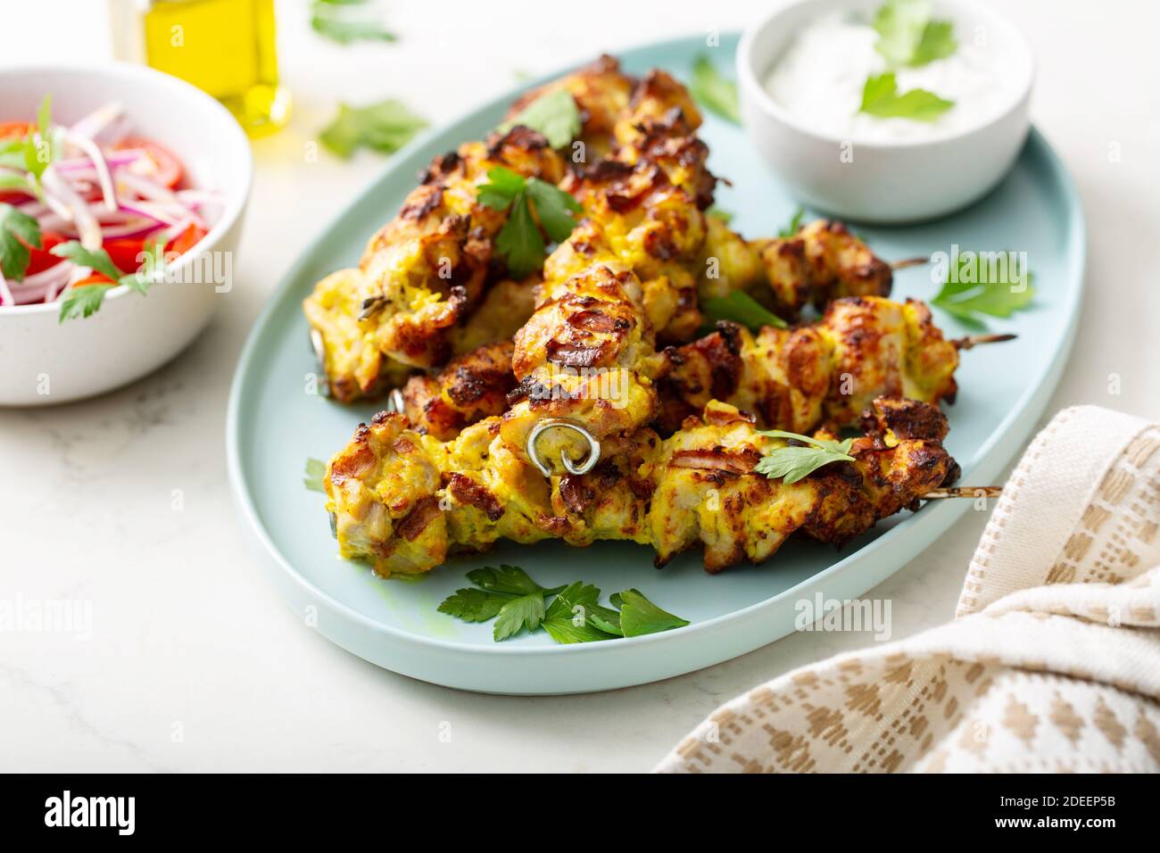 Hühnerkebab mit Zatziki-Sauce Stockfoto