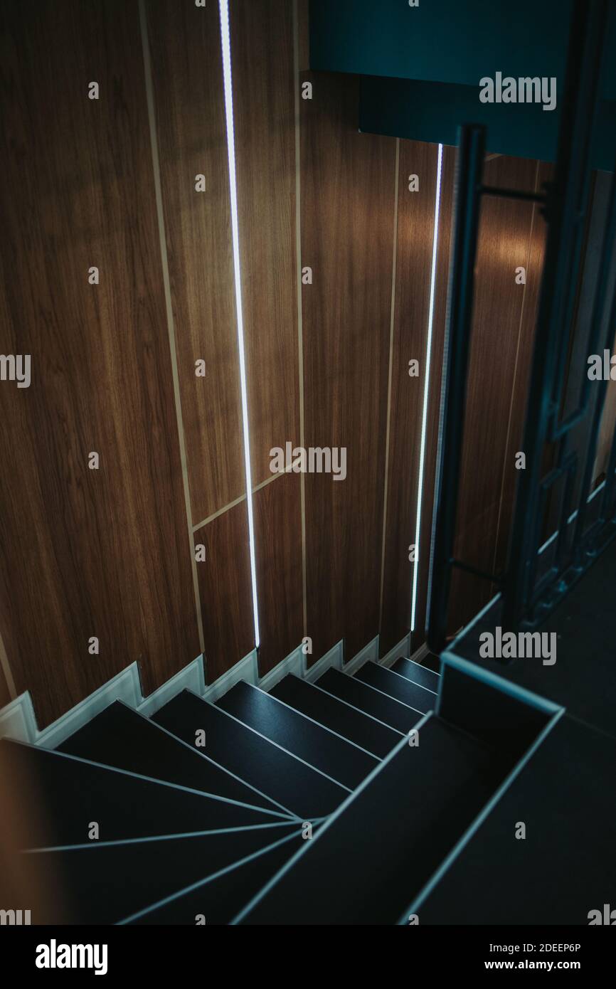 Eine vertikale Aufnahme aus einem hohen Winkel einer Treppe mit Holz Wände Stockfoto