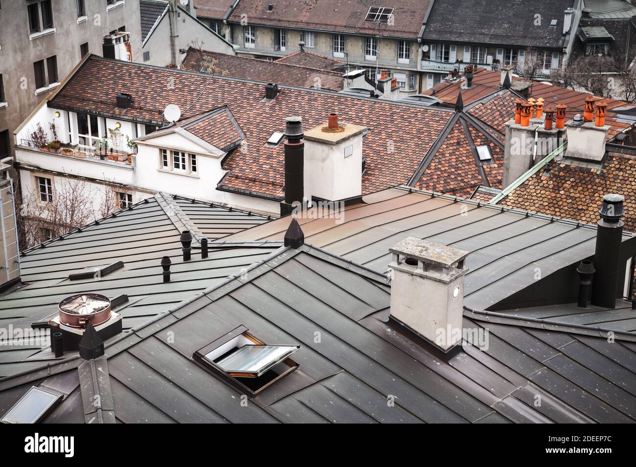 Genf, Schweiz. Alte Wohnhäuser Dächer Stockfoto