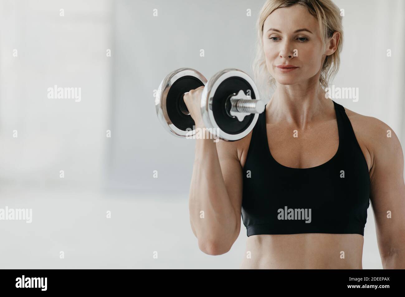 Online-Krafttraining zu Hause mit Trainer während Lockdown und Selbstisolierung Stockfoto