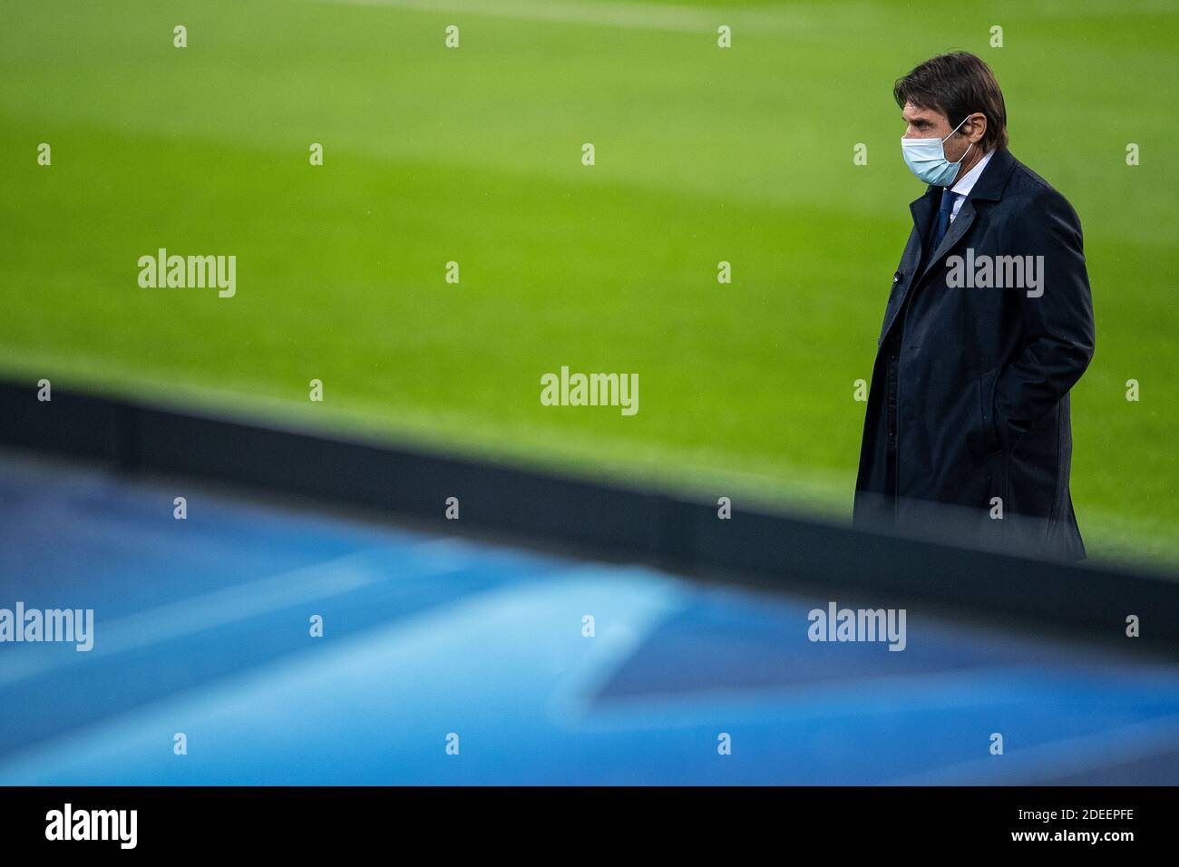 30. November 2020, Nordrhein-Westfalen, Mönchengladbach: Fußball: Champions League, vor dem Spiel Borussia Mönchengladbach - Inter Mailand. Mailands Trainer Antonio Conte besucht den Rasen im Borussia-Park. Foto: Marius Becker/dpa Stockfoto
