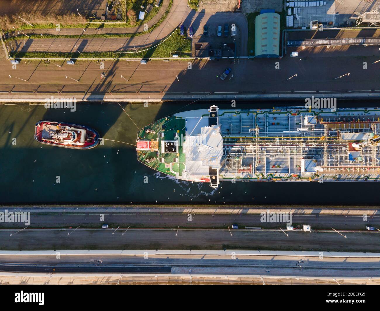 Luftdrohne Ansicht eines großen Schleuse Seehafen gehen Richtung Amsterdam bei Ijmuiden und Velsen Noord ein Schiff fährt Thorugh die größte Schleuse der Welt Stockfoto