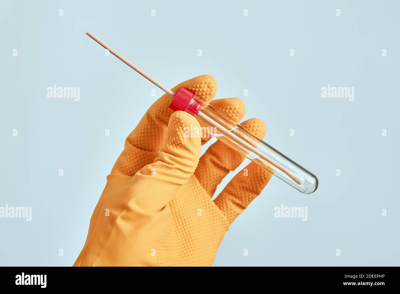 Laborant mit sterilen Mundabstrich im Röhrchen, der für neuartige Coronavirus-Tests verwendet wird Stockfoto