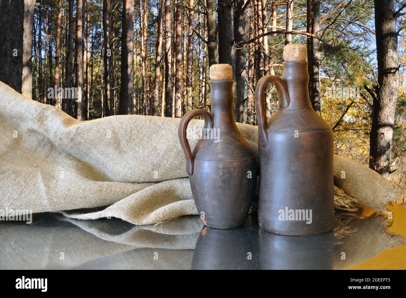 Alte Tonflaschen zur Lagerung von Öl, Wein Stockfoto