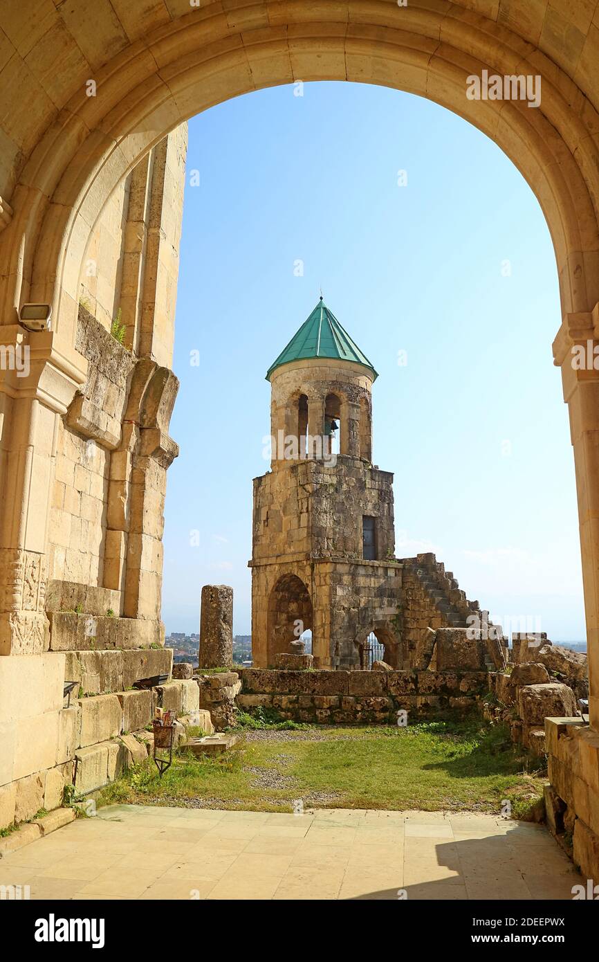 Der historische Glockenturm der Bagrati Kathedrale, auf dem Ukimerioni Hügel in Kutaisi Stadt, Imereti Region, Georgien Stockfoto