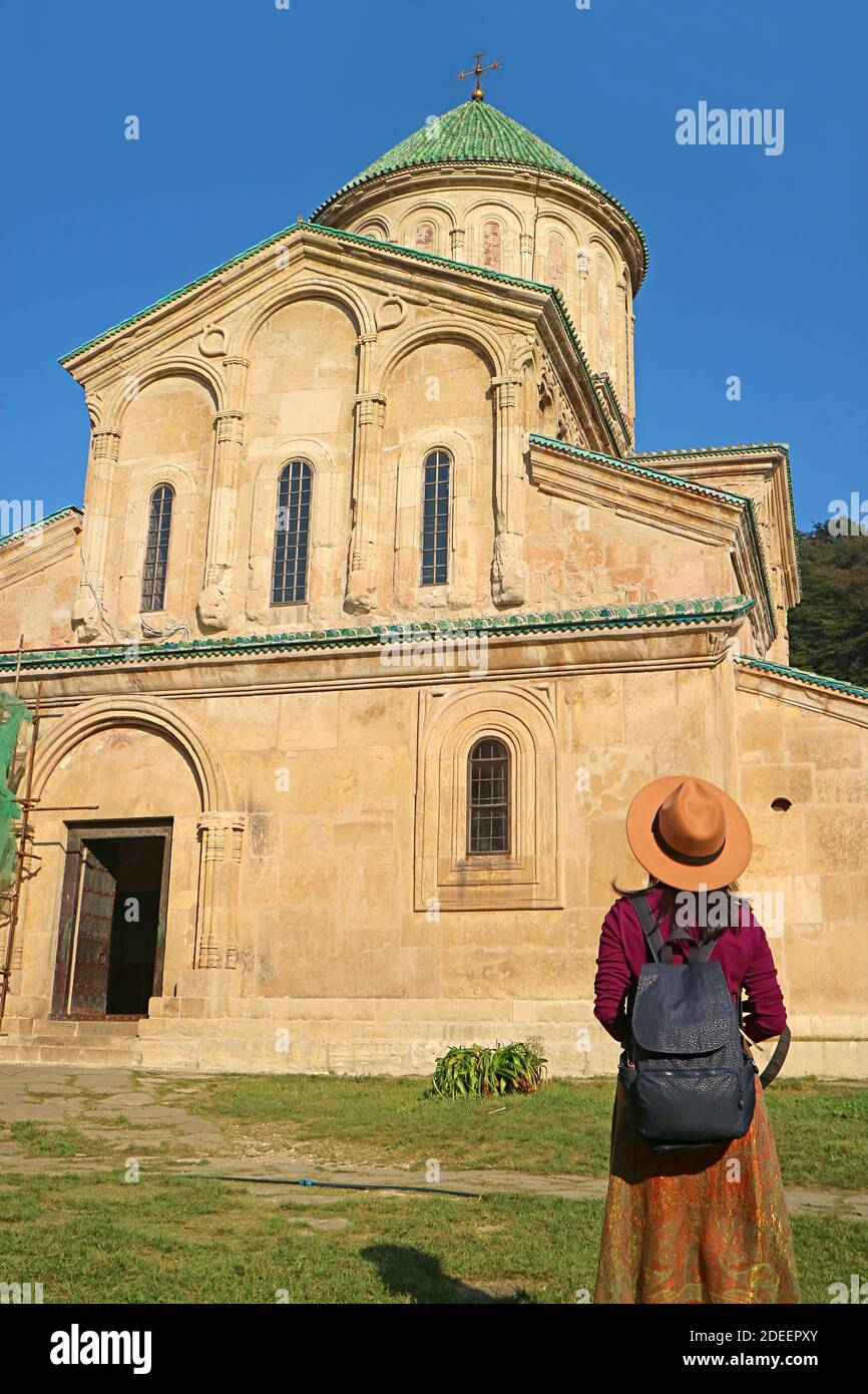 Weibliche Besucher Blick auf die mittelalterliche Kirche in Gelati Kloster Komplex, UNESCO-Weltkulturerbe in Kutaisi, Region Imereti, Westgeorgien Stockfoto