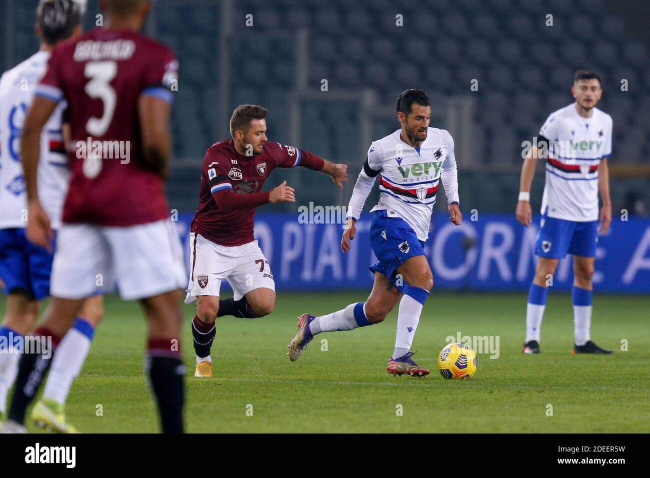 Olimpico Grande Torino Stadion, Turin, Italien, 30. November 2020, Antonio Candreva (UC Sampdoria) und Karol Linetty (Turin FC) Kontrast während Turin FC vs UC Sampdoria, italienischen Fußball Serie A Spiel - Foto Francesco Scaccianoce / LM Stockfoto