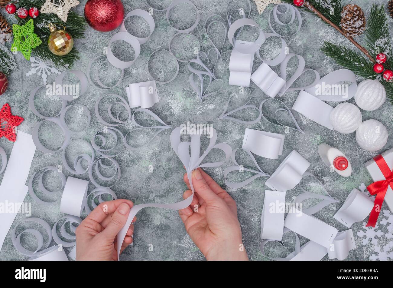 Weihnachten diy Handwerk, so dass dreidimensionale Papierdekor für die Dekoration eines Raumes. Schritt-für-Schritt-Foto-Anleitung. Schritt 37- die nächste Elementseite kleben Stockfoto