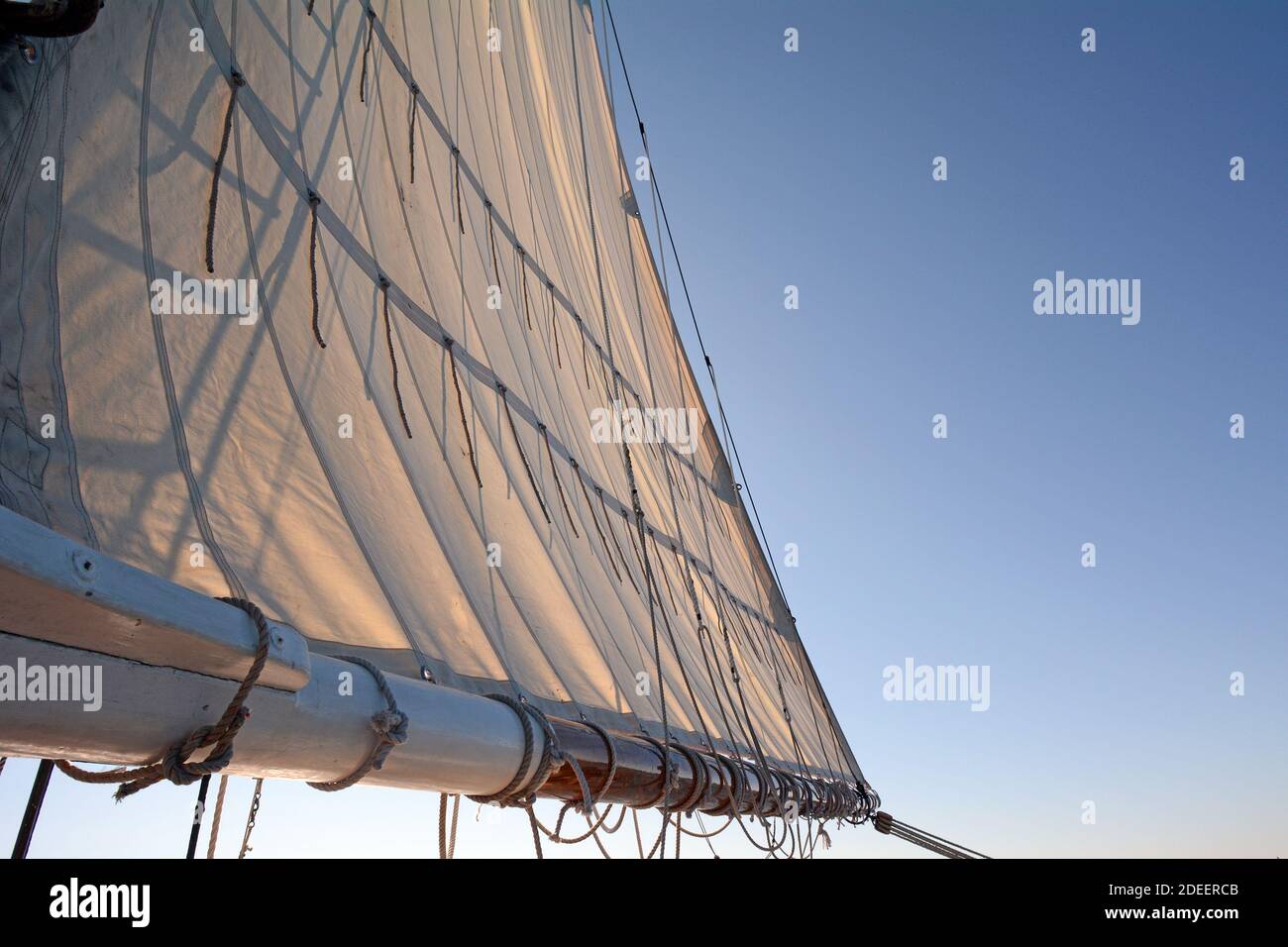 Segeln Sie auf einem Vintage Segelboot an einem Holzboom befestigt Stockfoto