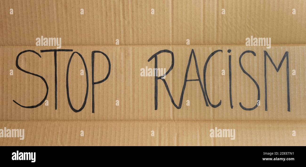 Plakat mit dem Text Stop Rassismus.Politik und soziale Probleme Konzept, Anti-Rassendiskriminierung Hintergrund. Stockfoto