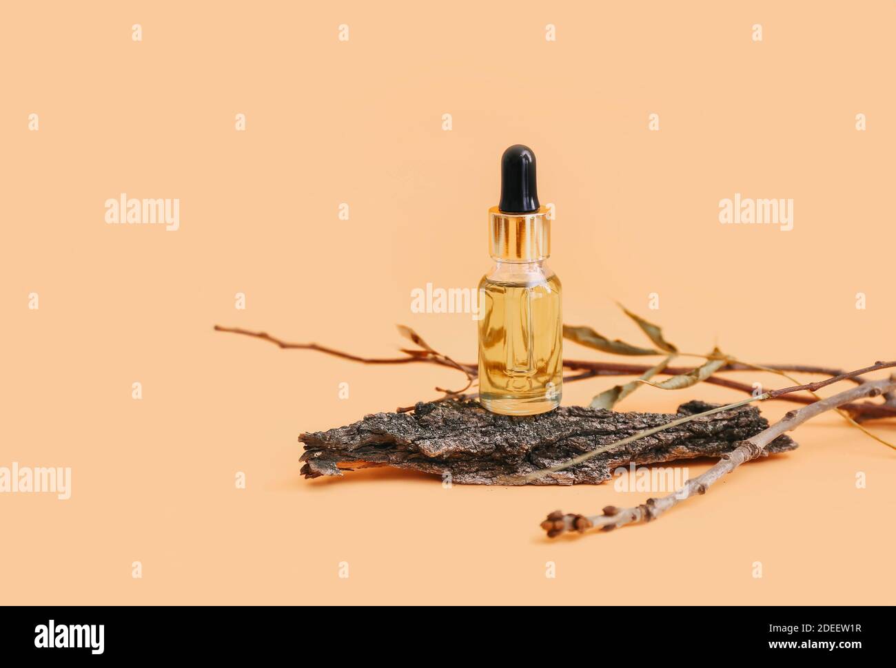 Kosmetisches Hautpflegeprodukt auf Baumrinde. Naturkosmetik-Konzept. Heller warmer pfirsichfarbener Hintergrund Stockfoto
