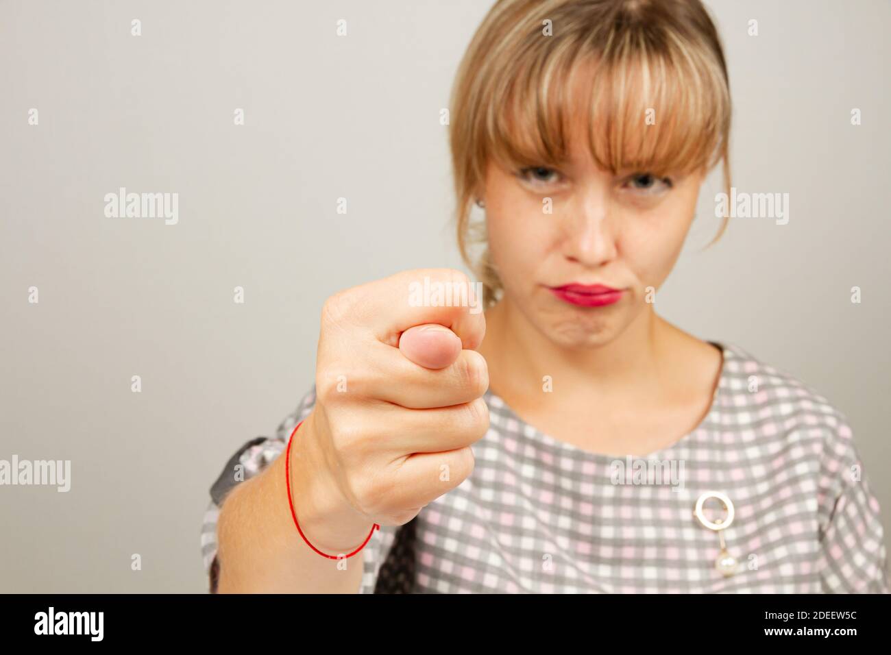 Schönes Mädchen zeigt Zeichen mit ihren Händen Stockfoto