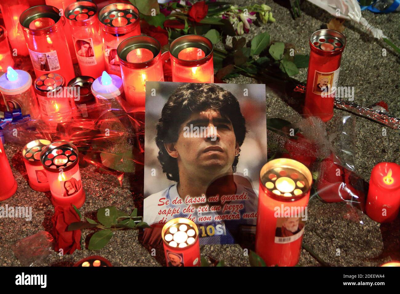 Kerzen angezündet und ein Foto von Maradona von der platziert Fans in Erinnerung an Diego Armando Maradona vor Die Tore des Stadions San Paolo Stockfoto