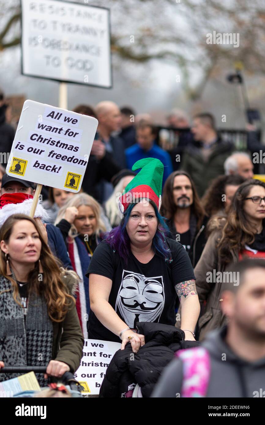 Anti-Lockdown Protest, London, 28. November 2020. Demonstranten marschieren aus dem Hyde Park. Stockfoto