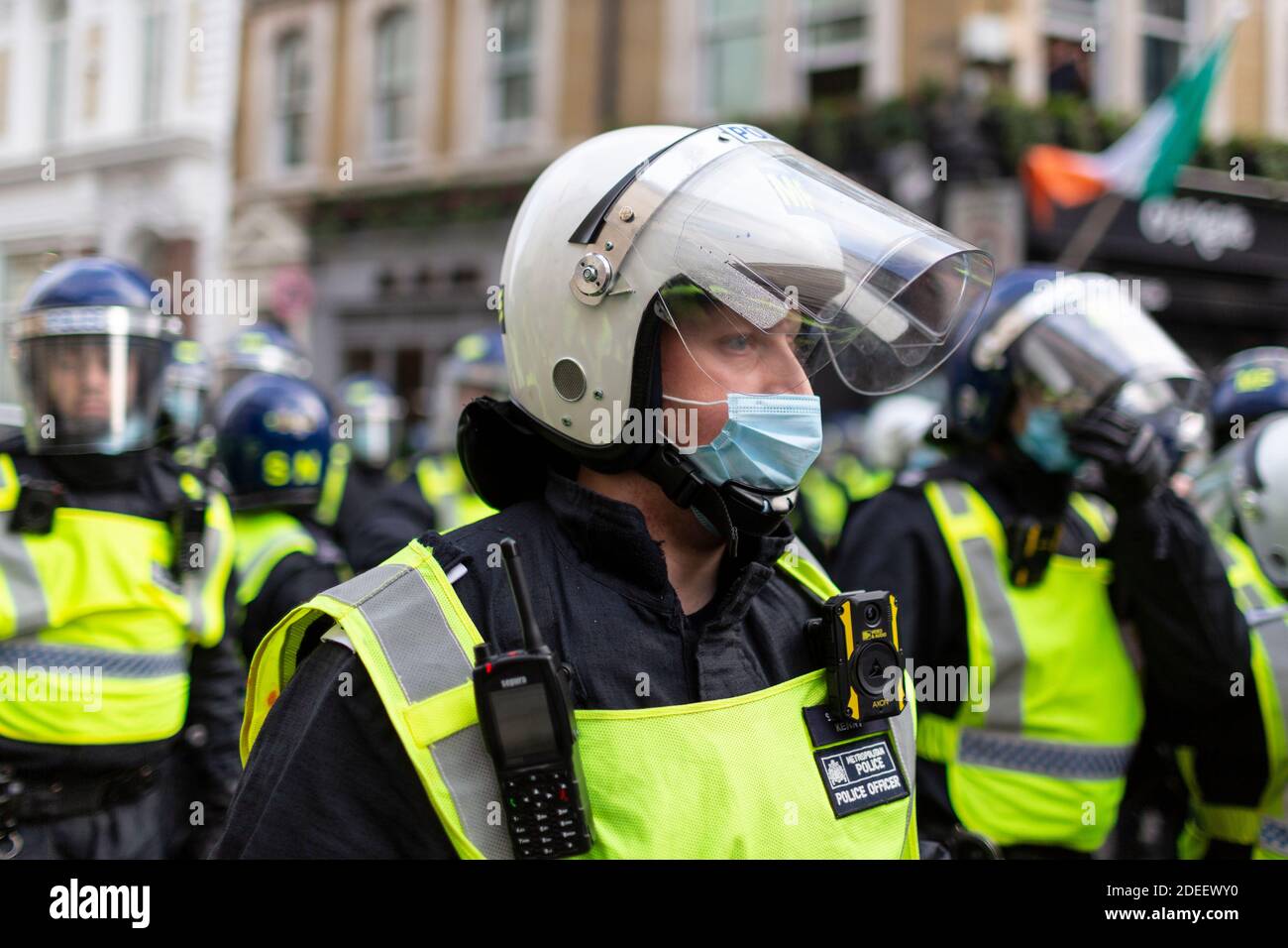 Anti-Lockdown Protest, London, 28. November 2020. Porträt eines Polizeibeamten in Sturzhelm und Gesichtsmaske. Stockfoto