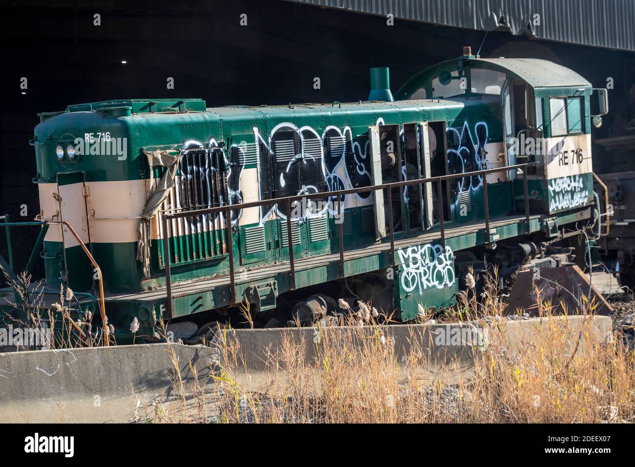 Detroit, Michigan - EINE verschrottete Alco Eisenbahnlokomotive außerhalb der Recycling-Werft von Strong Steel Products. Stockfoto