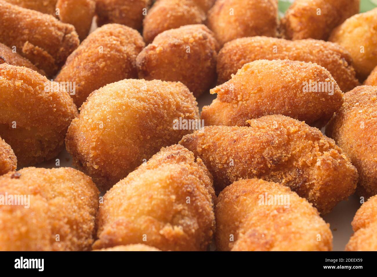 Nahaufnahme von köstlichen und knusprigen goldenen Kroketten. Lernen Sie das einfache Kochen zu Hause. Stockfoto