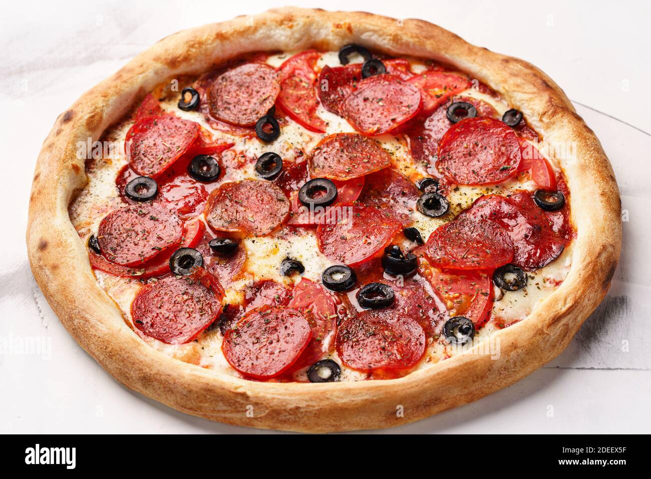 Italienische Pizza mit würzigen Pepperoni, Toscano Salami, Oliven ...