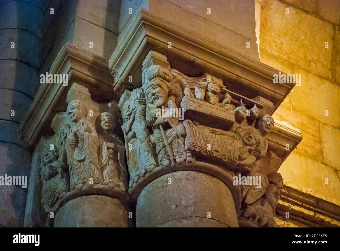 Hauptstadt des Krippenzyklus, links Maria in der Verkündigung. Kirche des Klosters San Juan de Ortega. Barrios de Colina, Montes de Oca, Burgos Stockfoto