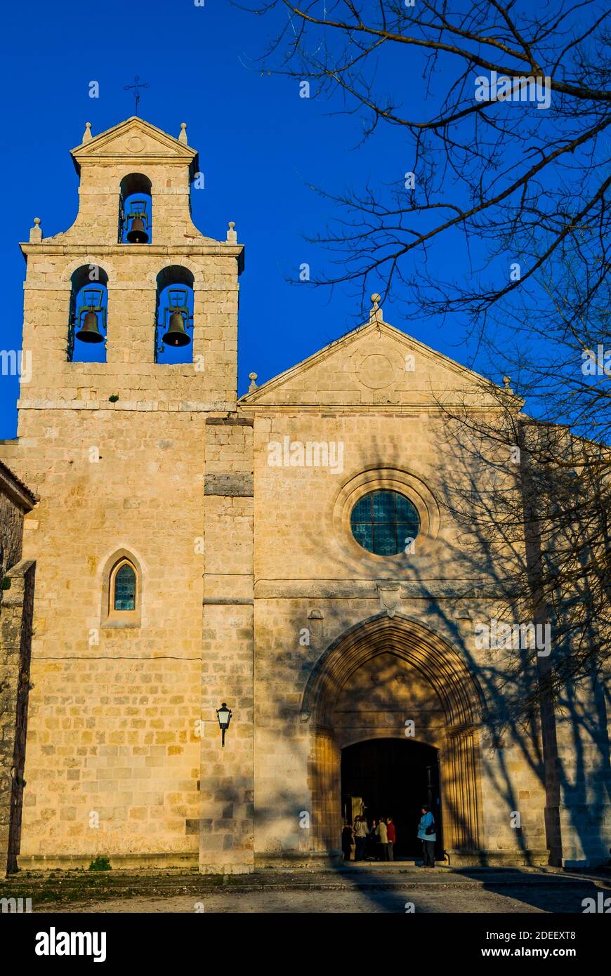 Das alte Kloster San Juan de Ortega ist ein romanisches Denkmal in Barrios de Colina, Montes de Oca, Burgos, Castilla y León, Spanien, Europa Stockfoto