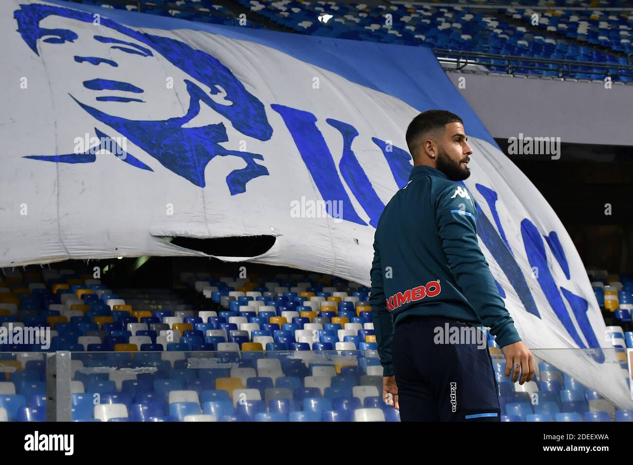 Neapel, Italien. November 2020. Lorenzo Insigne von SSC Napoli macht eine Hommage an Diego Maradona während der Serie A Fußballspiel zwischen SSC Napoli und AS Roma in San Paolo Stadion in Neapel (Italien), 29. November 2020. SSC Napoli Team spielte das Spiel mit einem speziellen Shirt gewidmet Diego Armando Maradona. Kredit: Insidefoto srl/Alamy Live Nachrichten Stockfoto