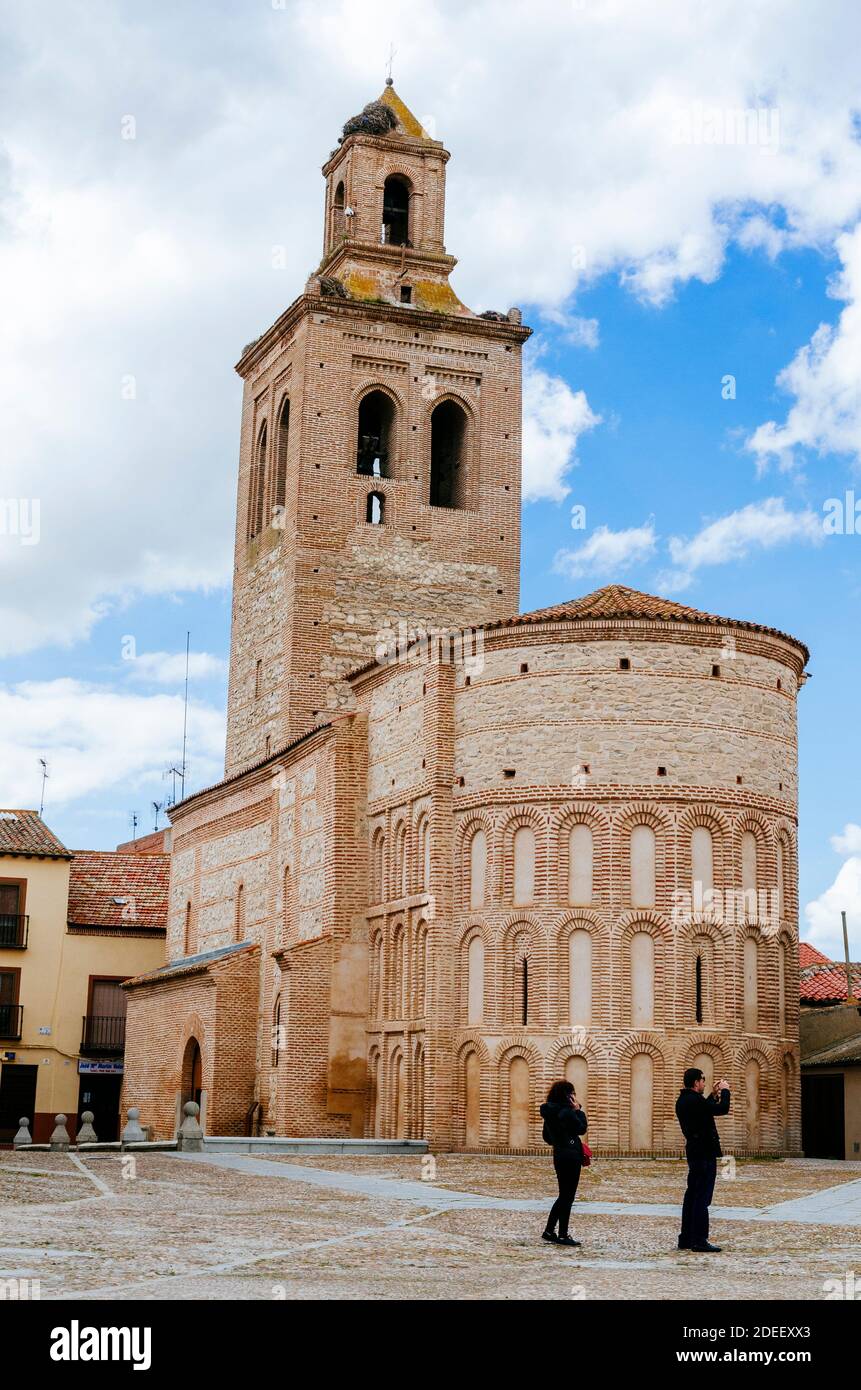 Die Kirche Santa María la Mayor in Arévalo ist eine Mudejar-Architektur, die zwischen dem Ende des 12. Jahrhunderts und dem Anfang des 13. Jahrhunderts erbaut wurde. A Stockfoto