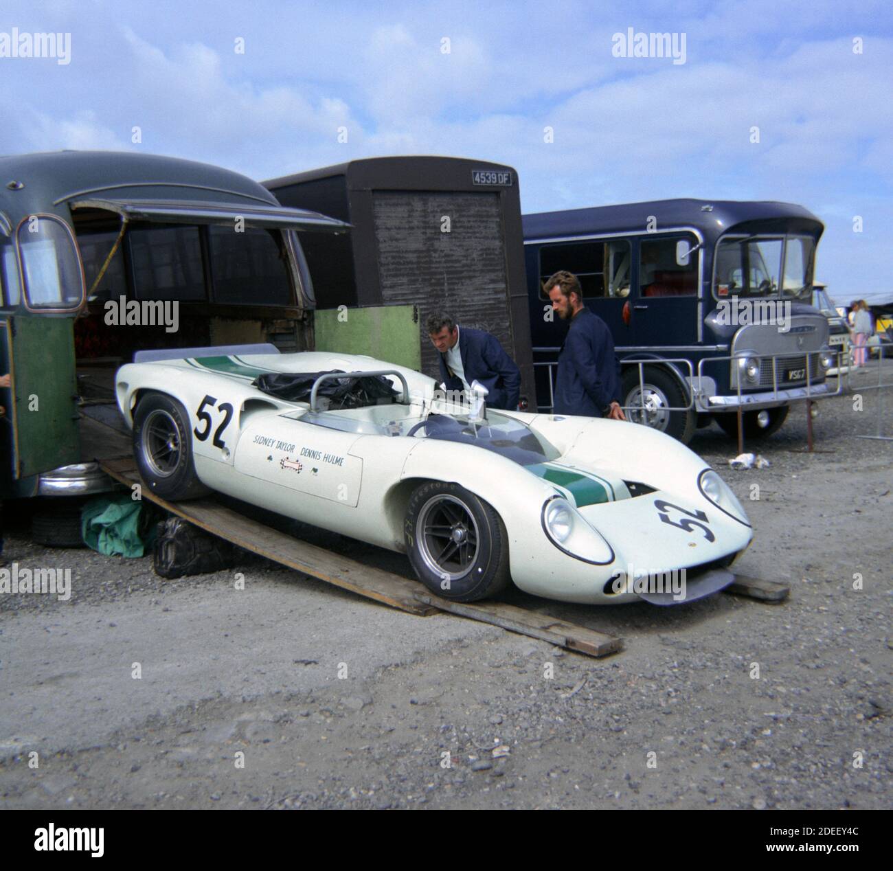 SID Taylors Lola T70 im Fahrerlager von Brands Hatch übt für die Guards Trophy für Sportwagen beim Grand Prix von Großbritannien 1966, 15. Juli Stockfoto