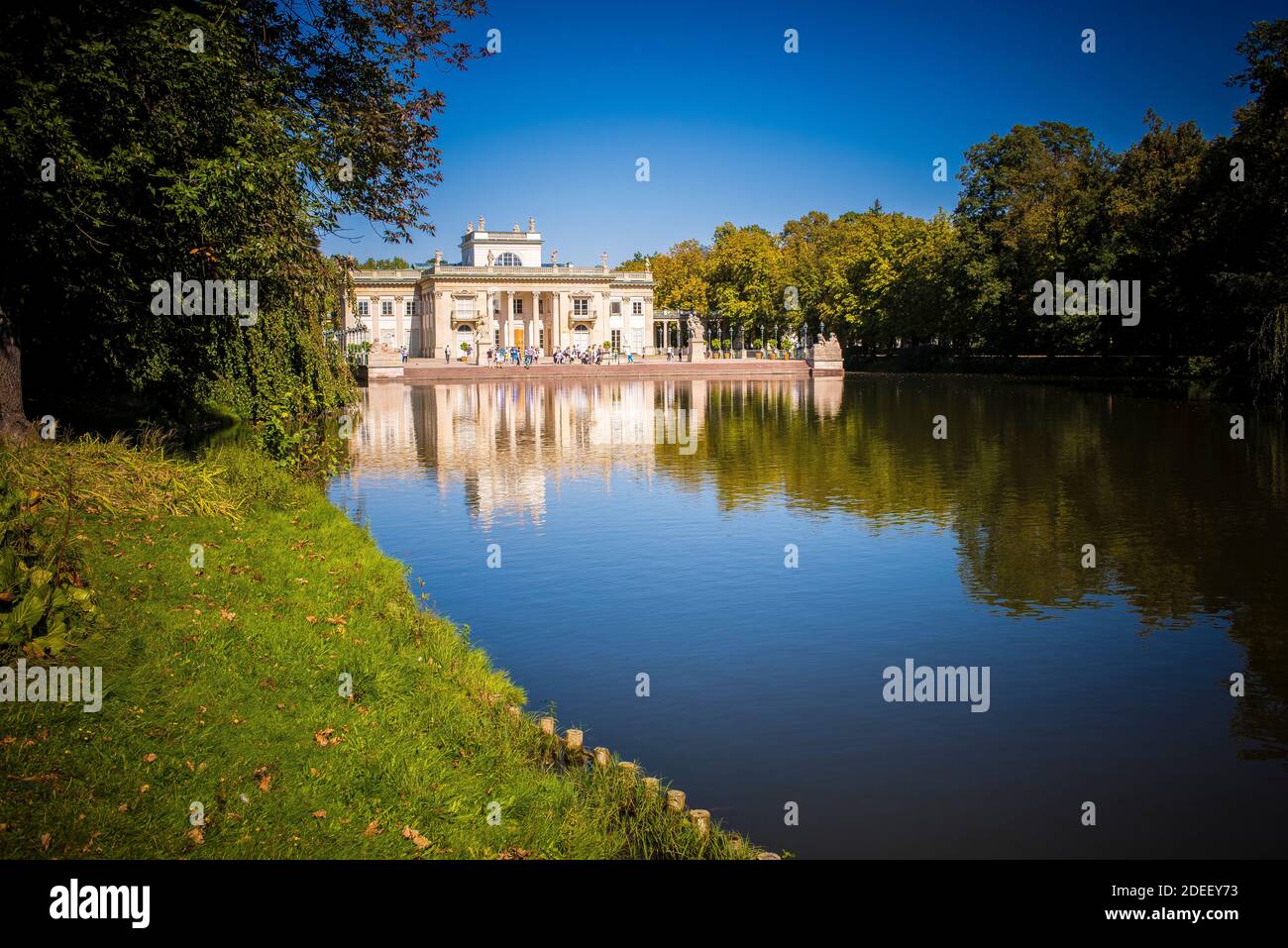 Der königliche Palast spiegelte sich im Teich. Principal, Süd, Fassade. Der Palast auf der Insel, Pałac Na Wyspie, auch bekannt als Baths Palace, Pałac Łazienkows Stockfoto