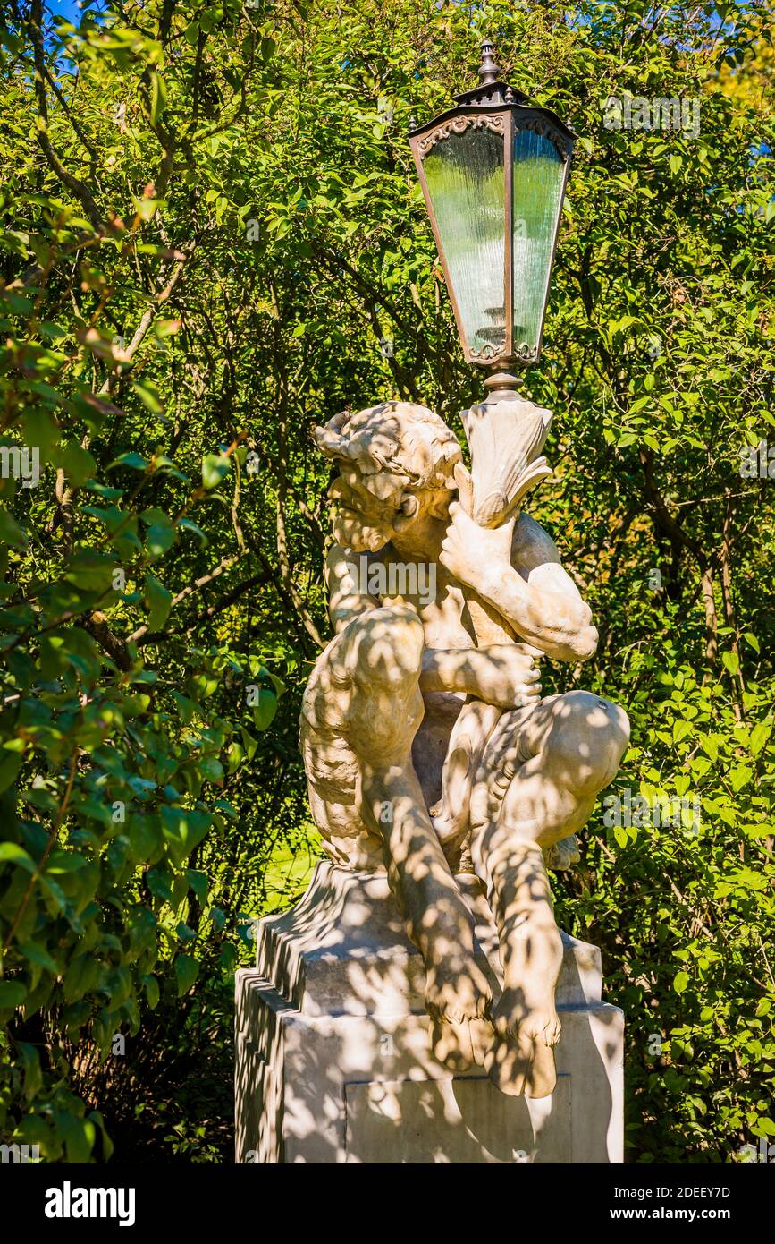 Statue von mythologischen Wesen halten die Laternenpfosten des Lazienki Parks neben dem Palast auf der Insel, auch bekannt als Badepalast. Warschau, Polen, Euro Stockfoto