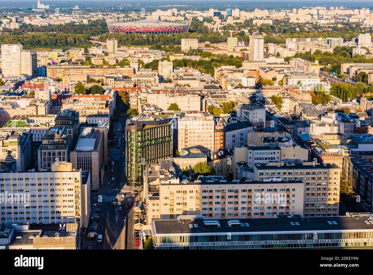 Blick auf warschau Ost. Der monumentale Palast der Kultur und Wissenschaft zeigt seinen Schatten über der Stadt. Warschau, Polen, Europa Stockfoto