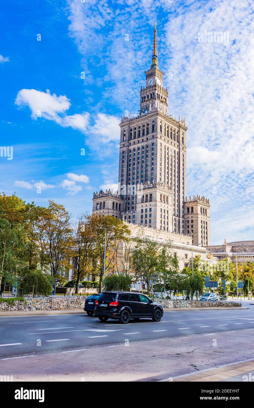 Palast der Kultur und Wissenschaft ist ein bemerkenswertes Hochhaus im Zentrum von Warschau, es beherbergt verschiedene öffentliche und kulturelle Institutionen wie Kinos, t Stockfoto