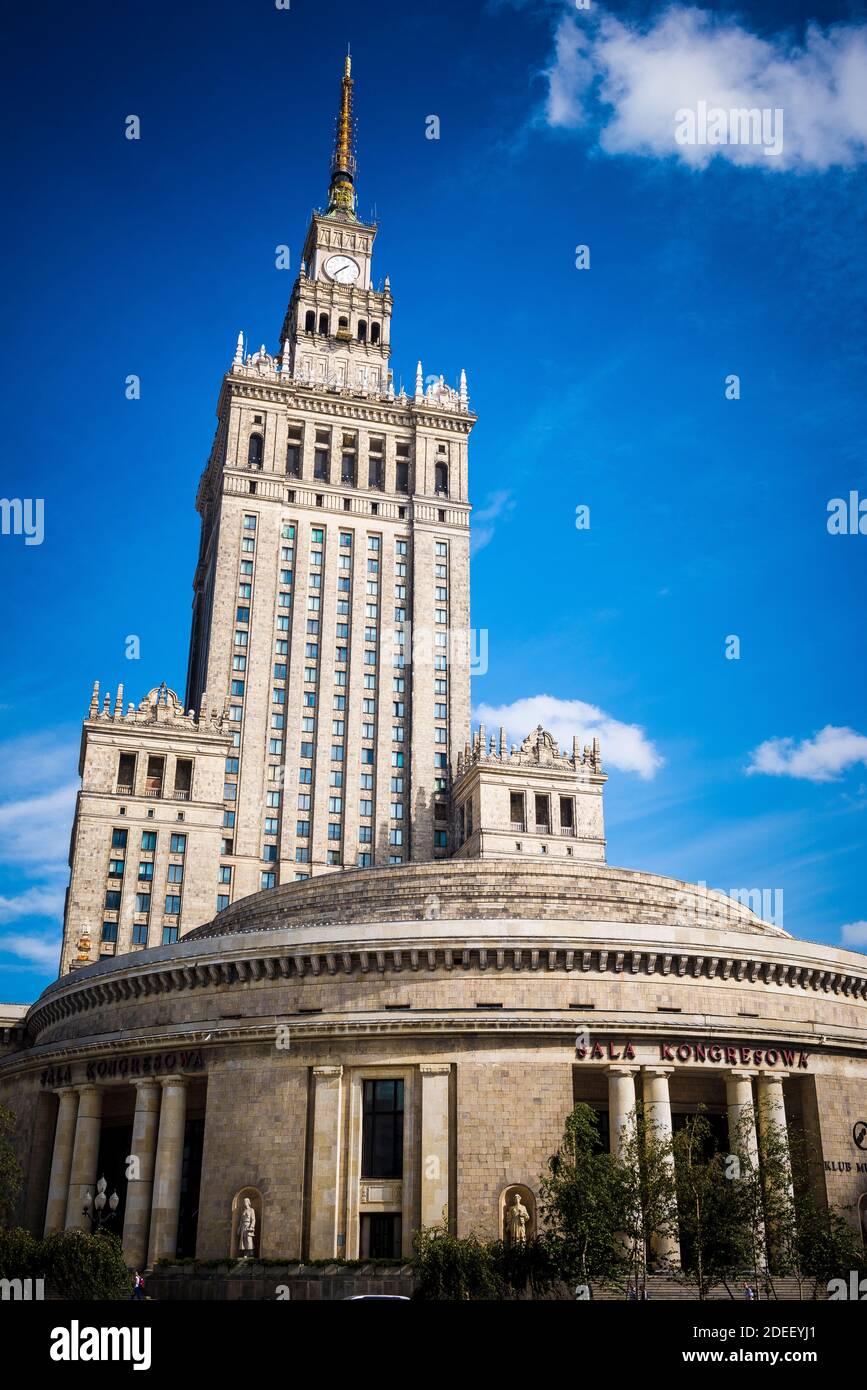 Palast der Kultur und Wissenschaft ist ein bemerkenswertes Hochhaus im Zentrum von Warschau, es beherbergt verschiedene öffentliche und kulturelle Institutionen wie Kinos, t Stockfoto