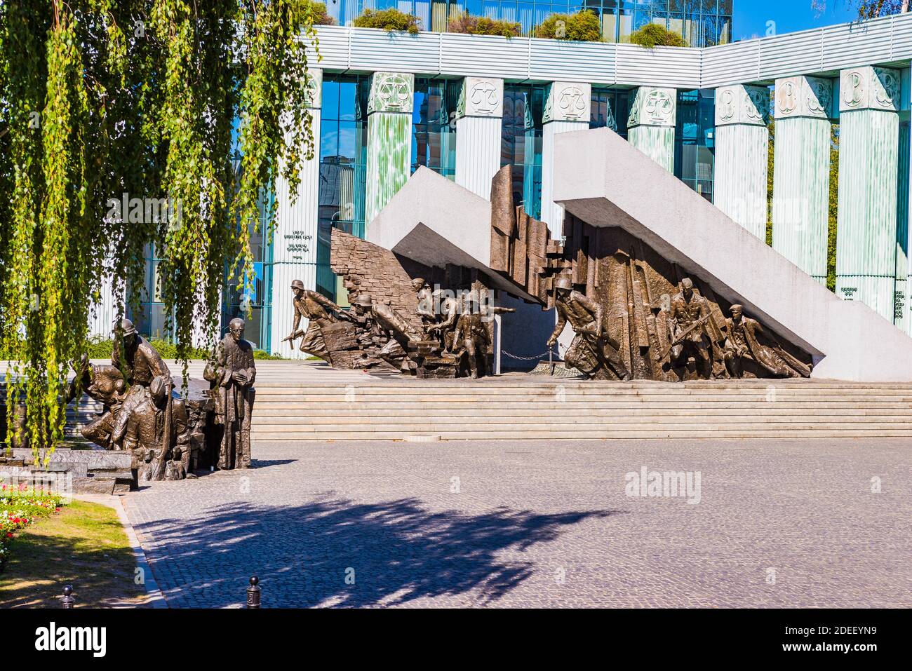 Denkmal des Warschauer Aufstandes, das dem Warschauer Aufstand von 1944 gewidmet ist. 1989 enthüllt, wurde es von Wincenty Kucma modelliert und der Architekt war Jacek Bud Stockfoto