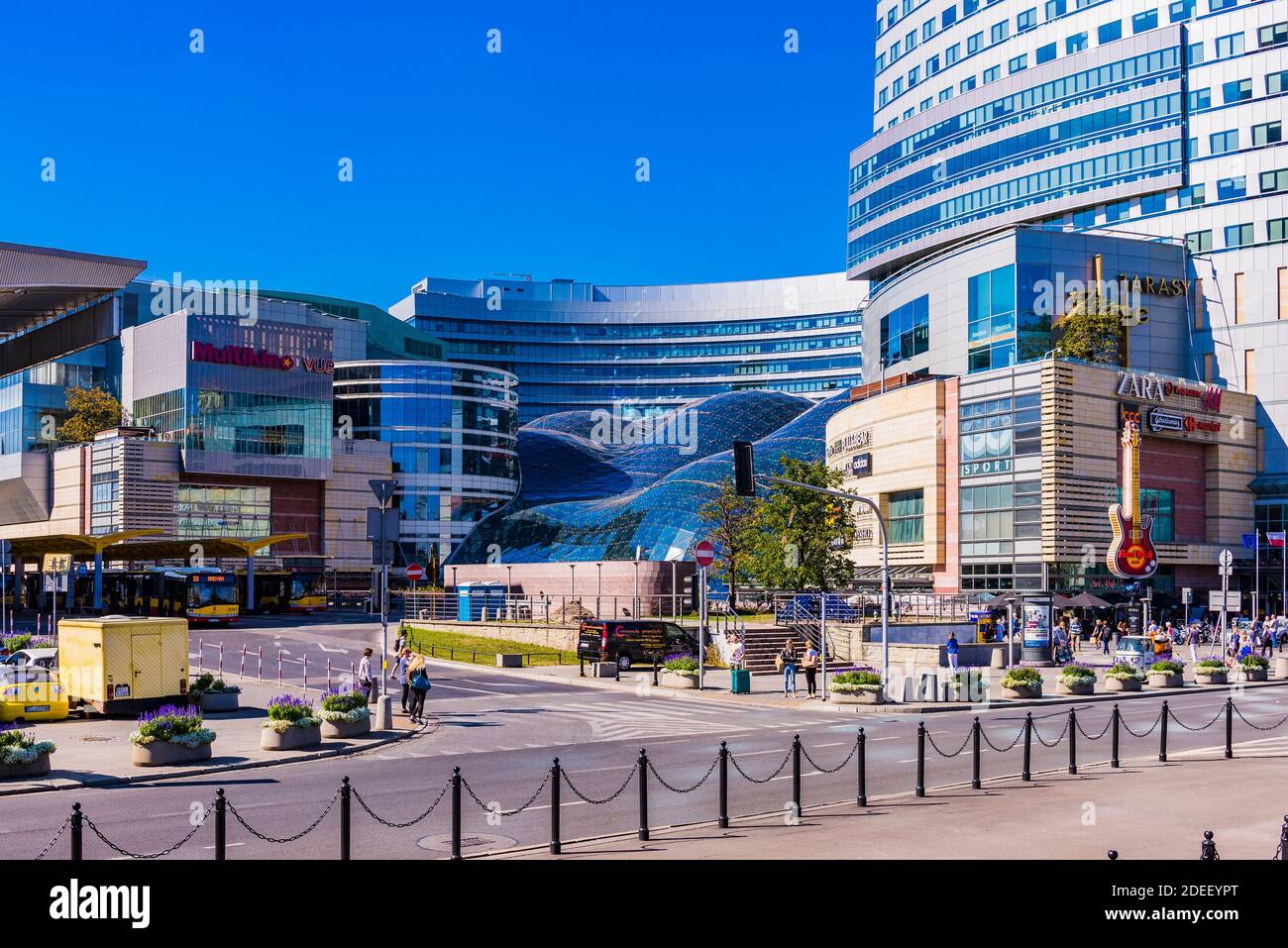 Das Zlote Tarasy - Golden Terraces ist ein Geschäfts-, Büro- und Unterhaltungskomplex im Zentrum von Warschau, neben dem Warszawa Centralna Stockfoto