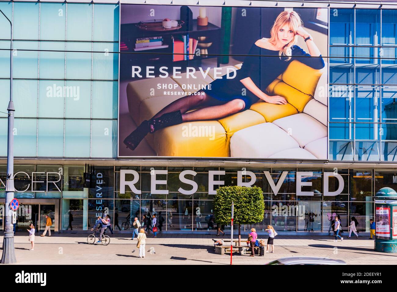 Riesige Werbebanner an der Fassade des Einkaufszentrums. Warschau, Polen, Europa Stockfoto