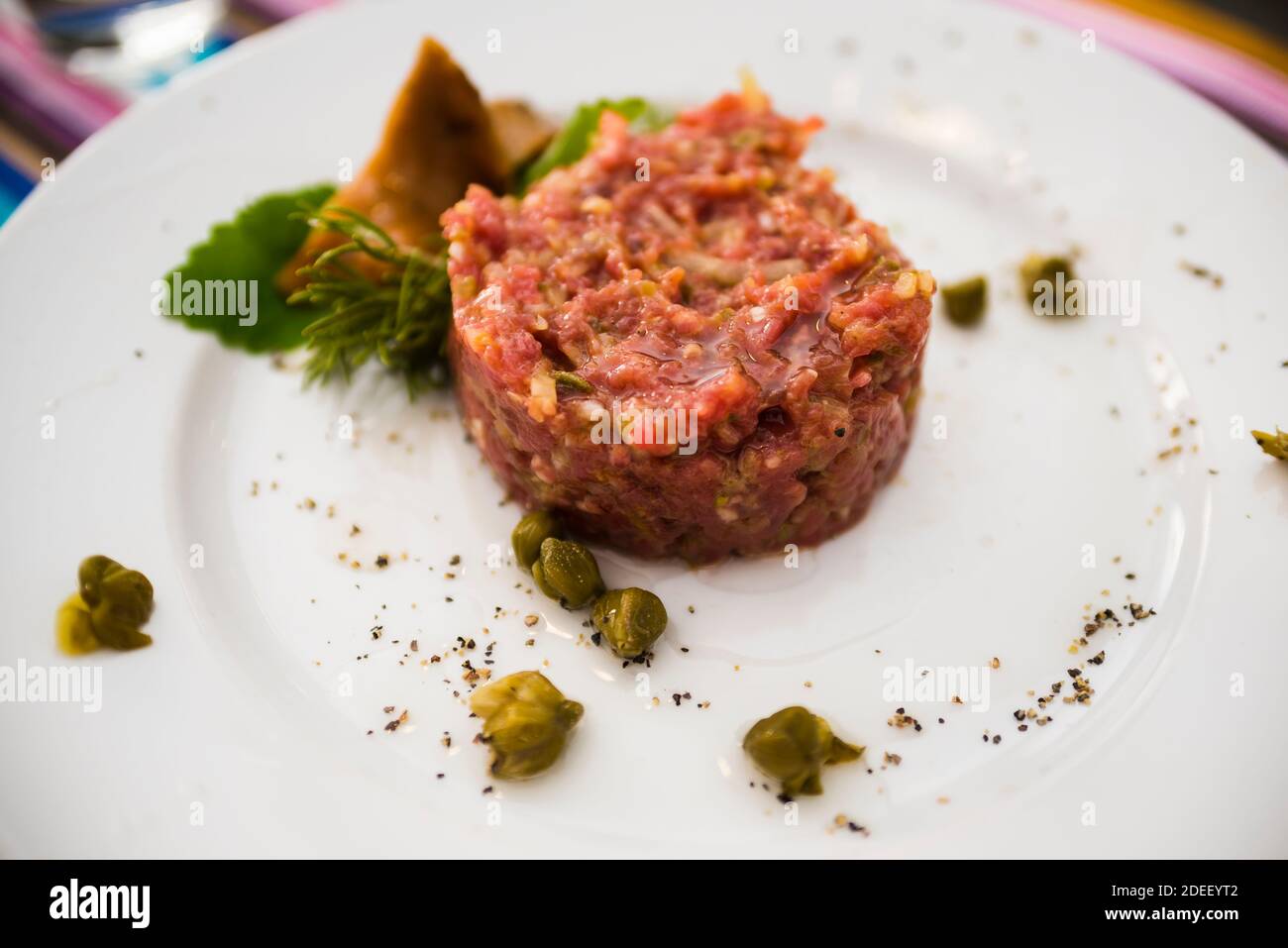 Traditionelle polnische Küche: Tartar z poledwicy wolowej siekany z jajem ekologicznym - Steak Tartare mit Gurken, frisch aus polnischem Rinderlende zubereitet. Stockfoto