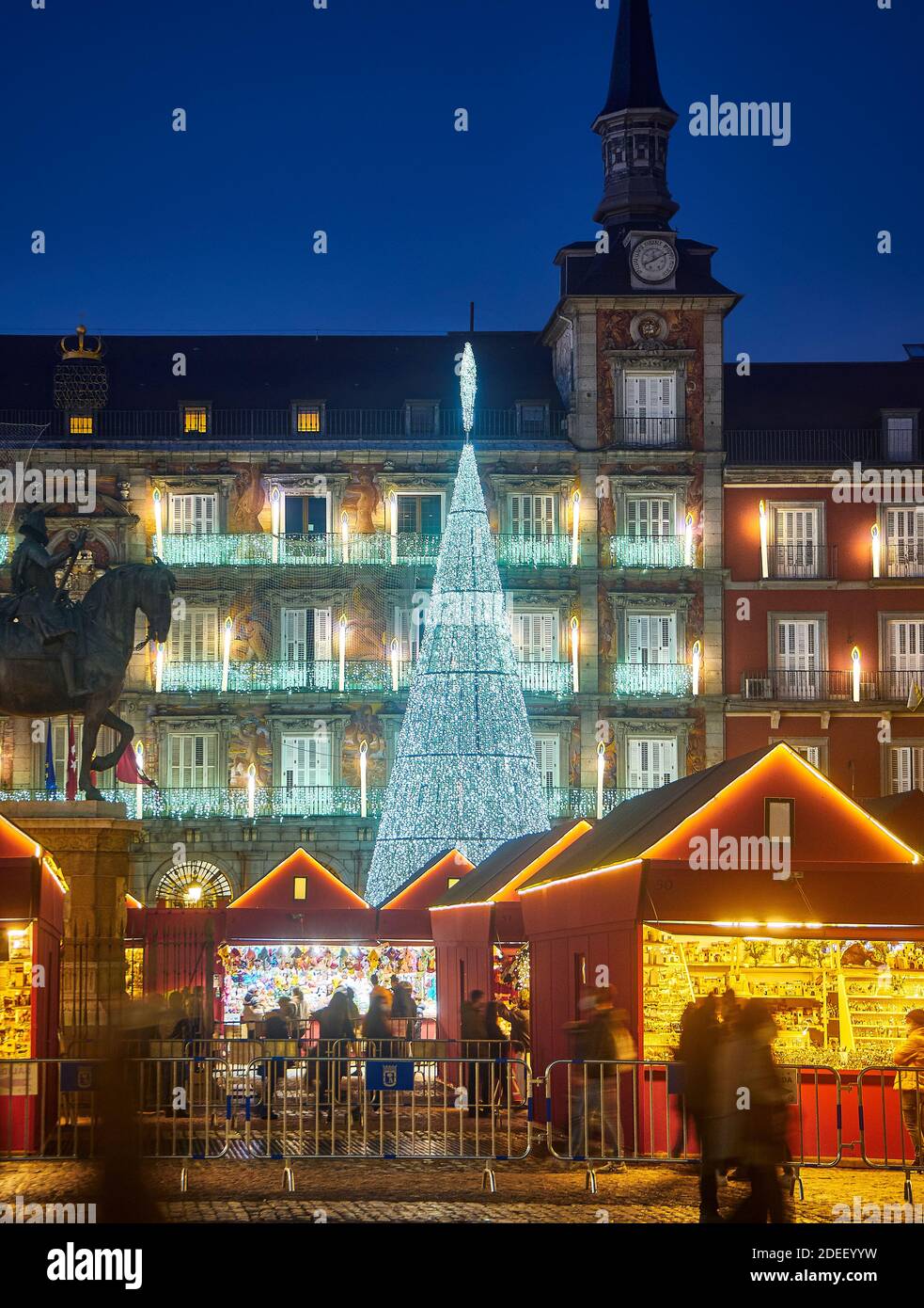 Plaza Mayor Platz bei Einbruch der Dunkelheit von einem shinny weihnachtsbaum beleuchtet. Stockfoto