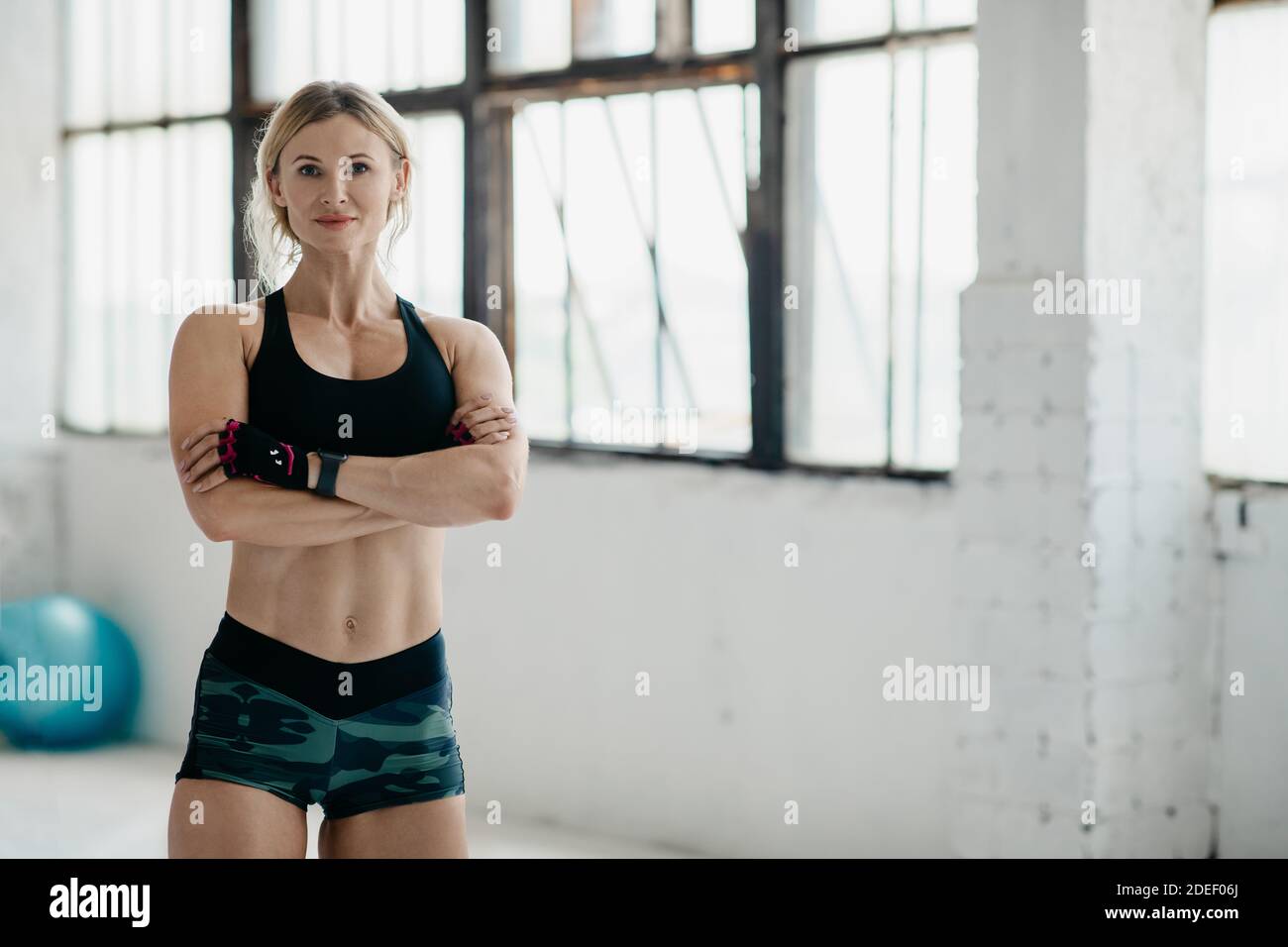 Muskulöser Blogger zeigt starken Körper nach dem Training zu Hause Oder Fitnessraum Stockfoto