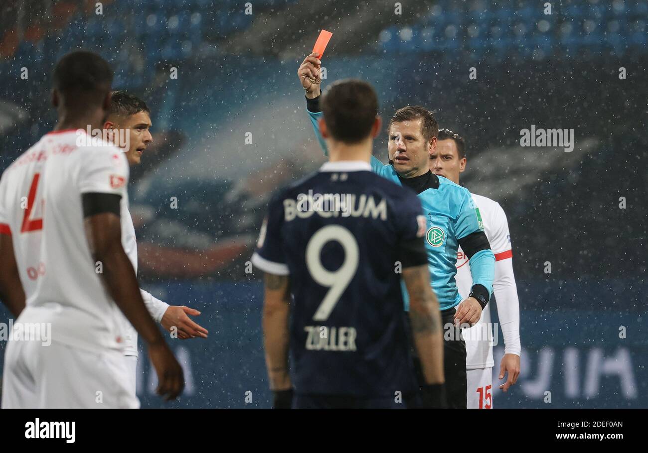 Bochum, Deutschland. 30. Nov, 2020. firo: 11/30/2020 Fußball: Fußball: 2. Bundesliga Saison 2020/21 VfL Bochum - Fortuna Düsseldorf, Düsseldorf Schiedsrichter Frank WILLENBORG zeigt Kristoffer PETERSON, Fortuna die rote Karte nach Foul auf ZOLLER.Quelle: dpa/Alamy Live News Stockfoto