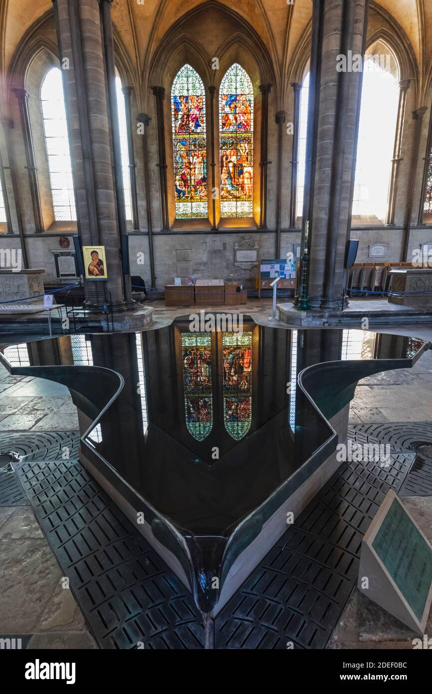 England, Wiltshire, Salisbury, Salisbury Cathedral, Salisbury Font Stockfoto