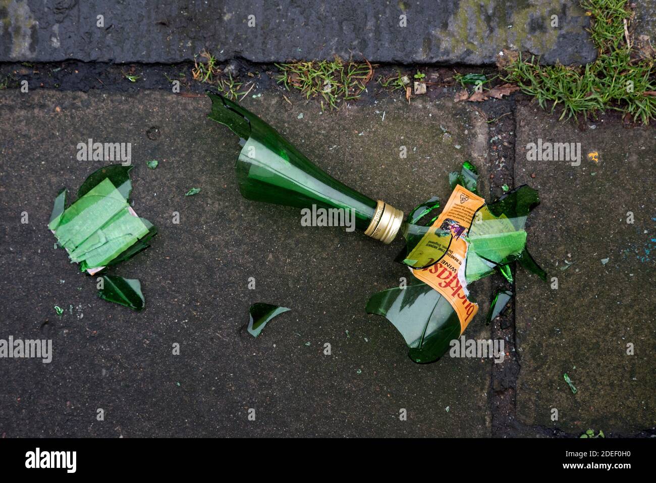 Eine Flasche Buckfast Stärkungsmittel Wein oder "Buckie" wie es ist, liegt auf dem Bürgersteig defekt bekannt. Stockfoto