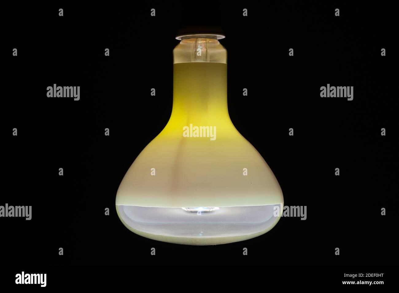 Die Philips MLR 160 Lampe ist eine 160-W-Quecksilberdampflampe mit  Selbstballastierung, die ohne Zusatzsteuergerät über das Stromnetz  betrieben werden kann – vollständig aufgewärmt Stockfotografie - Alamy