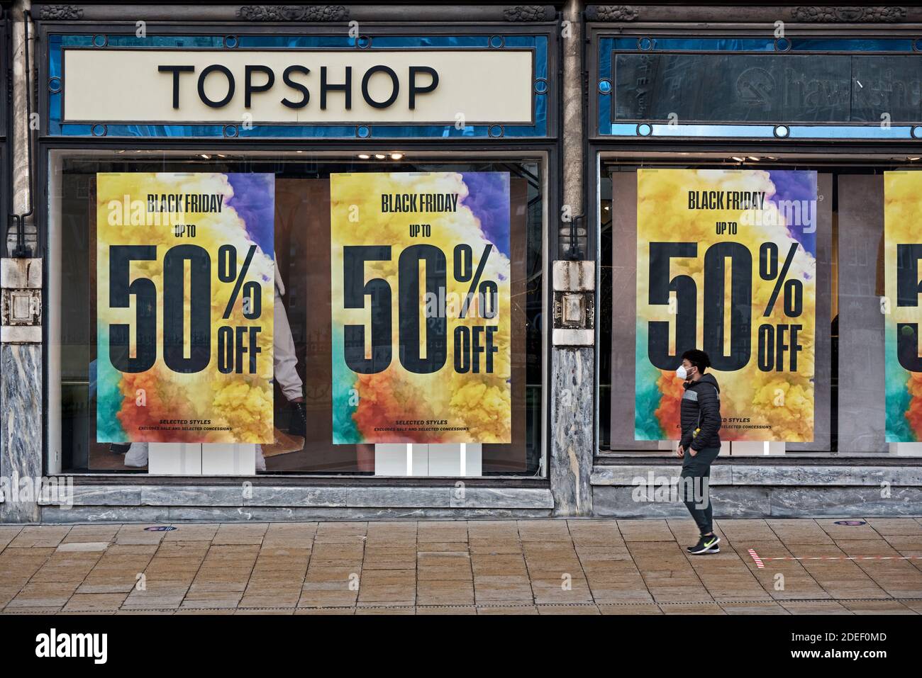 Black Friday Anzeigen im Fenster von Topshop, Teil von Sir Philip Green's Retail-Imperium Arcadia, jetzt in der Verwaltung. Princes Street, Edinburgh. Stockfoto
